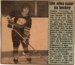 Coupure de journal : Sandra Lévesque, 10 ans, seule fille de l’équipe de hockey des Atomes Cougars à Sainte-Anne-des-Monts